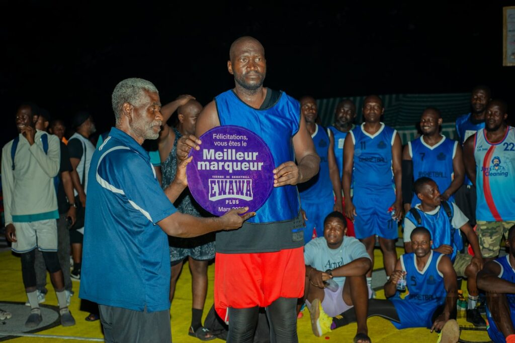 Coach Désiré Nsouékéla remet le prix à Aymard Kondi