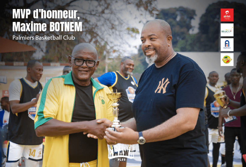 Le MVP d’honneur, Maxime BOTNEM du Palmiers BC, reçoit son prix des mains du vice-président de la FECOKET, Dimi YOKA.