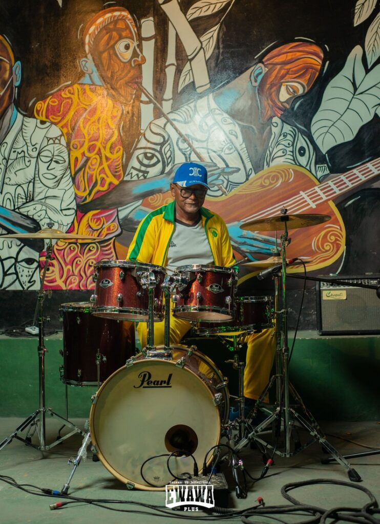 Max BOTNEM aka Papi Ewawa jouant de la batterie lors de la soirée