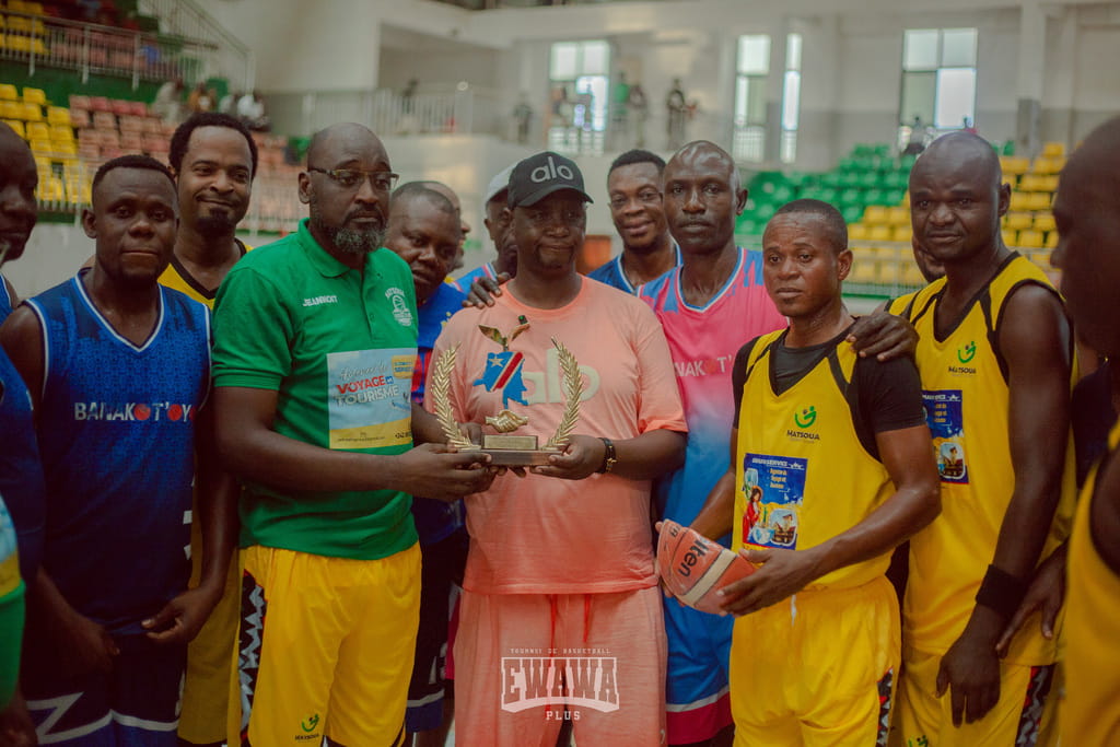 Trophée symbolique remis par Bana Kot’oyo à Matsoua Basket Club