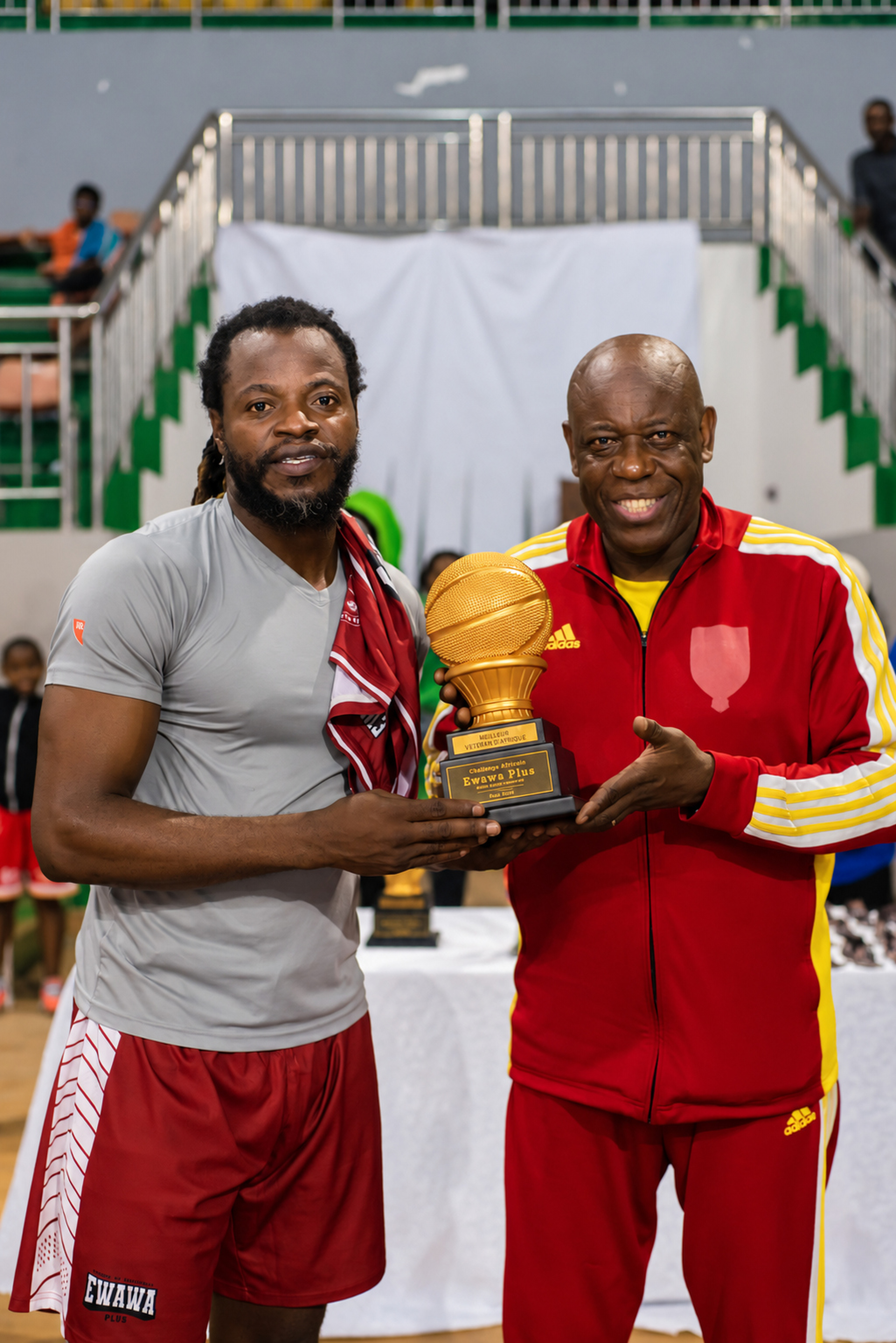 Jericho Aluma reçoit son trophée de Meilleur Vétéran d'Afrique 2026 de l'expert Blaise Balekita
